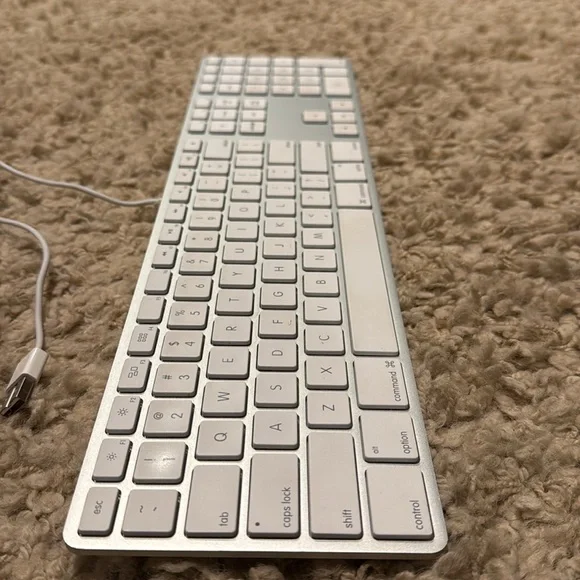 Apple Wired Computer Keyboard - Picture 5 of 6